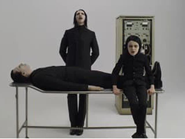 VIDEO: Marilyn Manson sa v novinke Front Toward Enemy sa obklopil vlastnými minikópiami