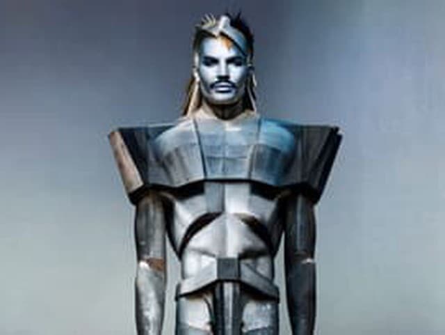 Adam Lambert je hladný a sexi: Novým singlom Eat U Alive ohlasuje albumovú éru Adam