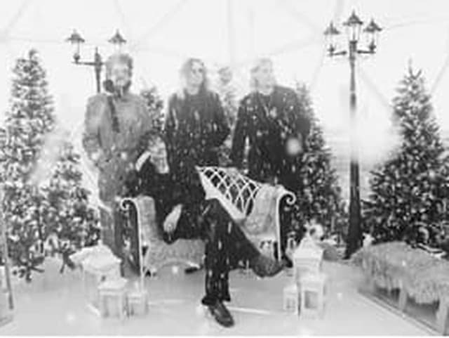 The Darkness prerobili sviatočný hit Mistletoe and Wine s dávkou shoegaze a rocku