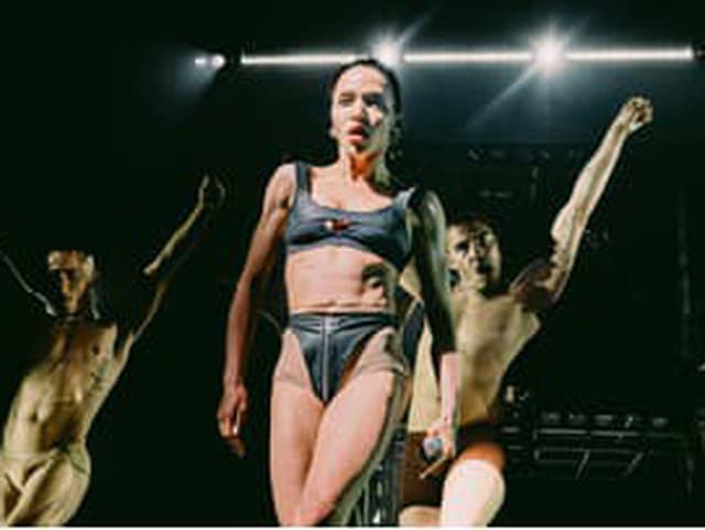 FKA twigs predvádza viac tanečnú ako spevácku šou. Zážitok v Prahe žiaľ kazila nerešpektujúca časť publika