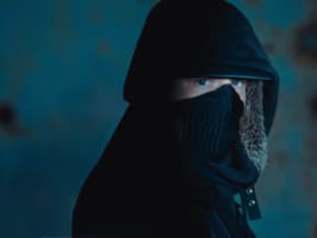 Rakowicky a R7B7 odhaľujú Šedé tiene – temný track o zrade, démonoch a nádeji