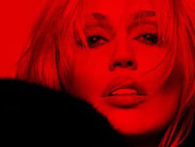 VIDEO: Miley Cyrus vracia pop z displejov na parket. Bass Persuades volá po tanci