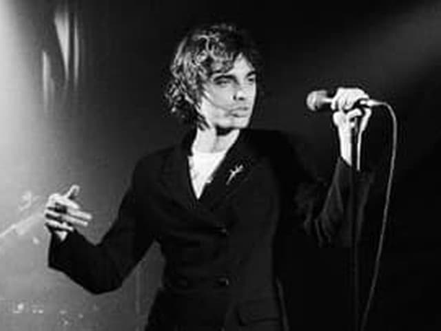 Mimo radar: Britský pesničkár Matt-Felix vracia do indie rocku teatrálnosť Davida Bowieho a emóciu Nicka Cavea