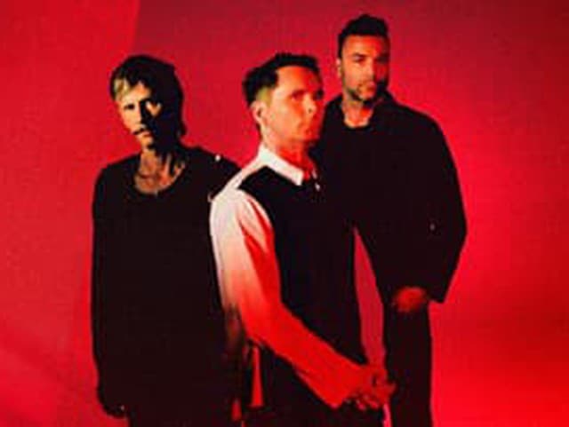 Muse opäť menia pravidlá hry. Novinka Nightshift Superstar ich posúva do vôd funku a tanečného rocku