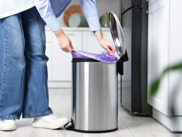 Šíri sa z odpadkového koša silný zápach? Urobte tieto kroky ešte dnes, aby ste sa ho zbavili