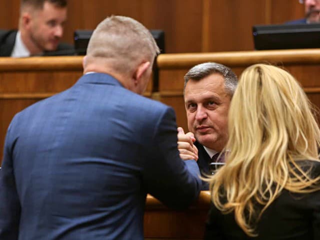 Firmy majú transakčnej dane plné zuby. Teraz sa rozhodne, či od januára naozaj skončí