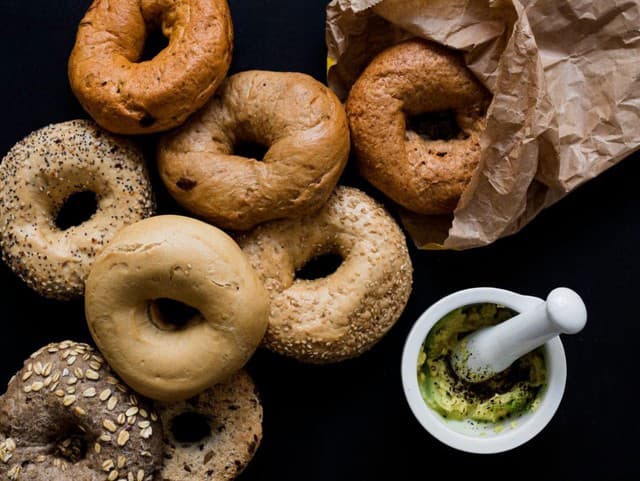 RECEPT na dnes: Čerstvé domáce pečivo z 3 ingrediencií – na rožky rýchlo zabudnete