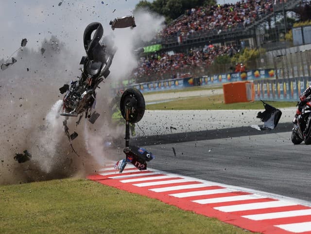 VIDEO Zábery len pre silné povahy: Favorit MotoGP skončil v nemocnici, víťazný Talian