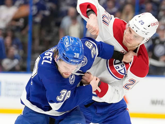 VIDEO Černák pomohol Tampe vyrovnať stav série, Slafkovský zhodil rukavice a góly vymenil za päste