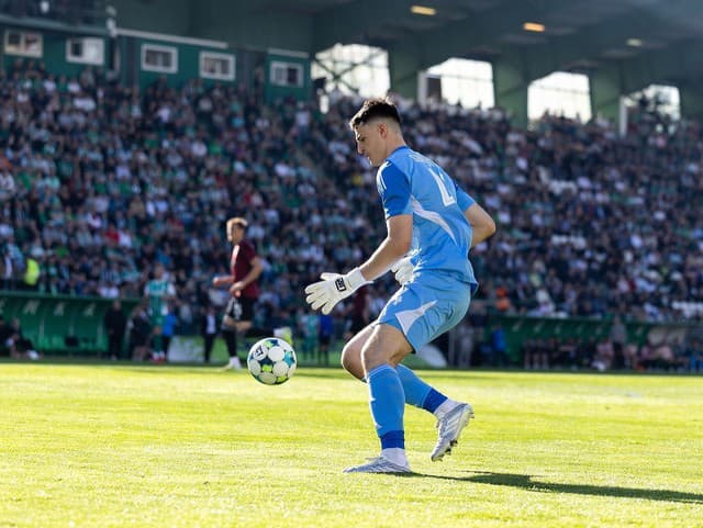 Šialené derby ho nerozhodilo: Surovčík bol proti Plzni hráčom zápasu, poďakoval aj masérovi Slavie