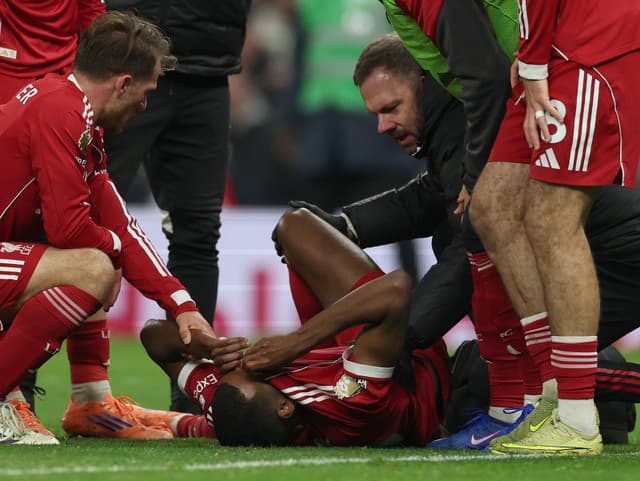 Po góle v bolestiach opúšťal ihrisko: Liverpool prišiel o najdrahšieho hráča v histórii Premier League