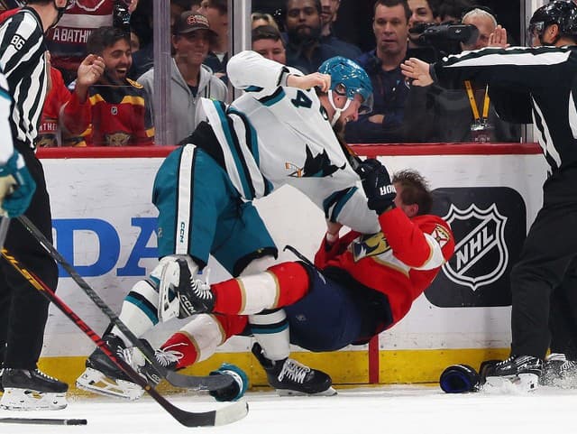 VIDEO Regenda má za sebou prvú bitku v NHL: Zastal sa spoluhráča a súperovi riadne naložil!