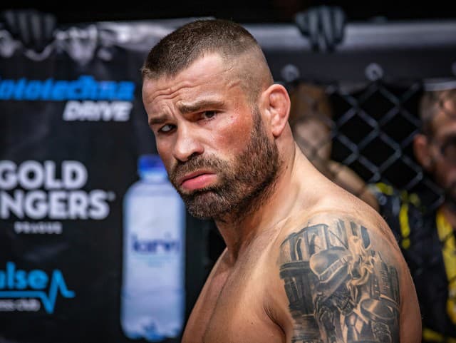 Nepríjemný vianočný darček: Do domu Karlosa Vémolu vtrhla polícia namiesto Ježiška!