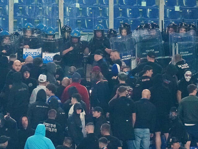 Výtržnosti ultras v Ríme ich vyjdú draho: Belasí fanúšikovia smútia, Slovan spoznal trest od UEFA