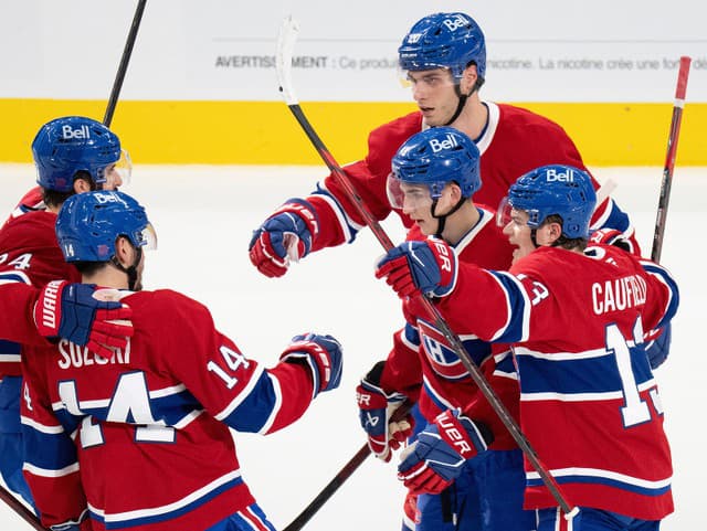 VIDEO Totálna hokejová noc v NHL: 16 zápasov, dvojbodový Slafkovský a čistý hetrik za osem minút