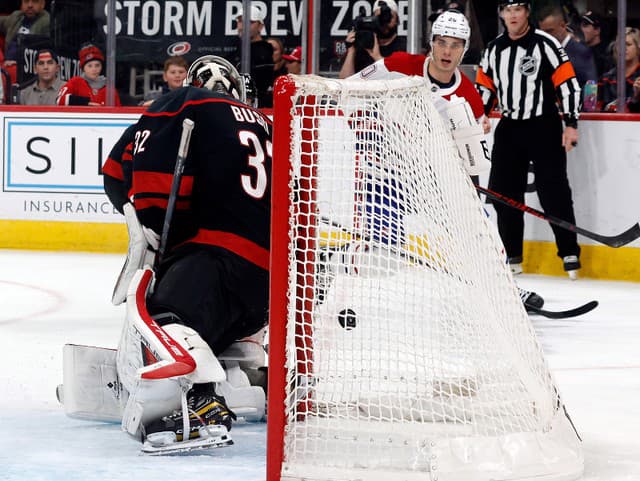 VIDEO Slafkovský začal rok vo veľkom štýle: Strelil gól z bufetu a bol prvou hviezdou zápasu