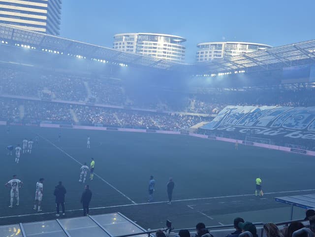 VIDEO Peklo na Tehelnom poli: Slovan aj Spartak si podali Kováčika, derby prerušila pyrotechnika