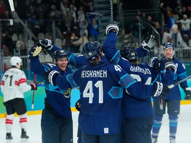 ZOH 2026 Švajčiari ich mali na lopate: Famózny obrat Fínov, semifinálové kvarteto sa rysuje