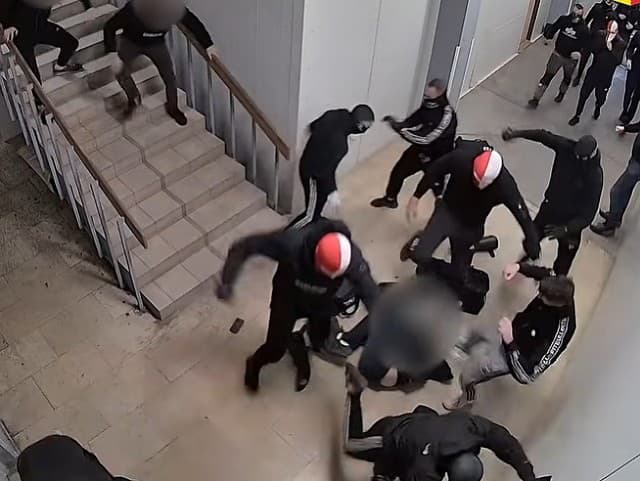 VIDEO Odporné zábery z Prahy: 25 futbalových chuligánov napadlo piatich mužov! Je zázrak, že prežili...