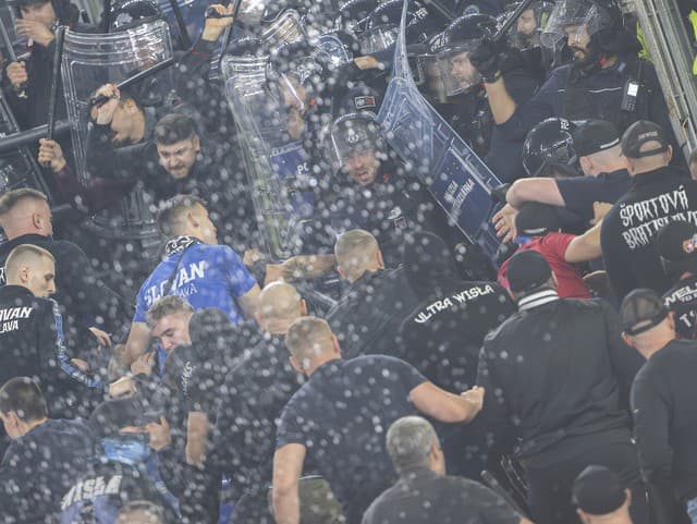 Šok v Lige majstrov! Hrozivé zábery zo sektora Slovana, stret s policajtami sa skončil zranením