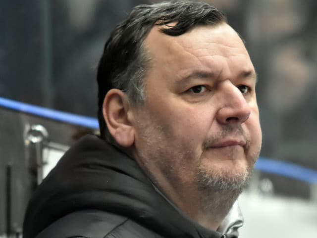 VIDEO Brutálna mastenica medzi striedačkami, Šechný stiahol hráčov z ľadu: Poriadny škandál v SHL