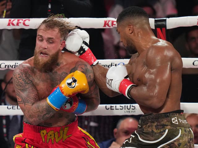 VIDEO Brutálny knokaut! Jake Paul dostal desivý náklad, Anthony Joshua mu dolámal sánku