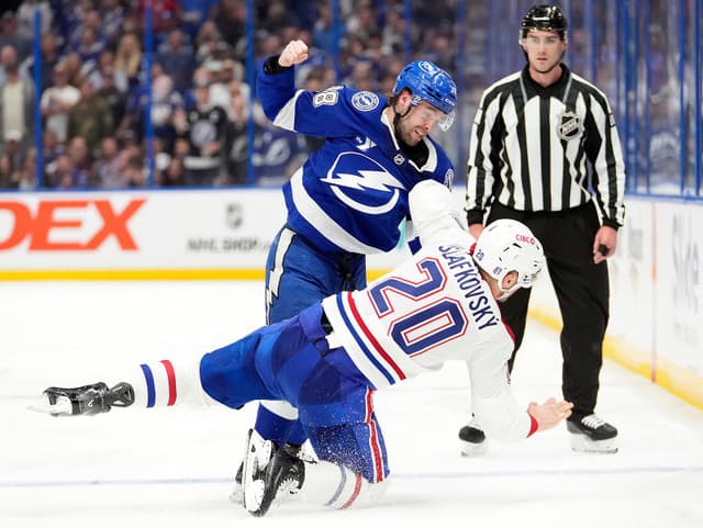 VIDEO Čokoľvek, aby sa tím nabudil: Slafkovský sa bez okolkov pobil, diváci šaleli od nadšenia