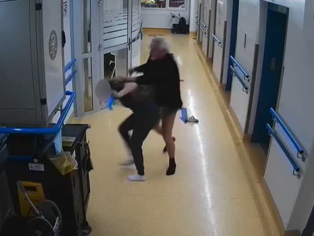 Na Kramároch opitý muž brutálne napadol zdravotnú sestru! VIDEO Udrel ju do hlavy a začal ju škrtiť
