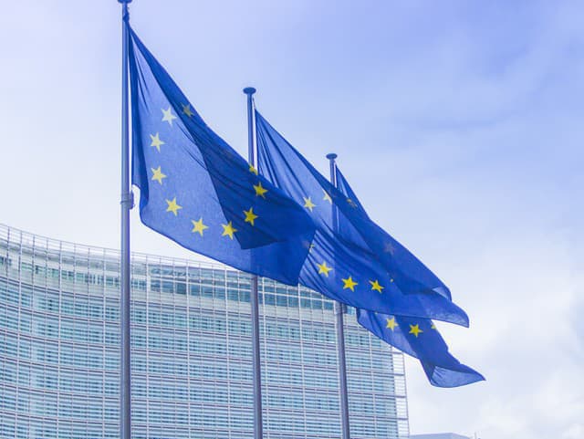 Z Bruselu prichádza nová regulácia: Obmedzenia sa dotknú výrobkov ako bundy, topánky či kozmetika!