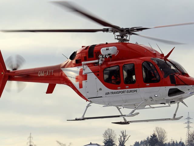 Dráma na Považí: Maloletá osoba spadla z výšky asi 8 metrov pri diaľnici D1, zasahoval VRTUĽNÍK!