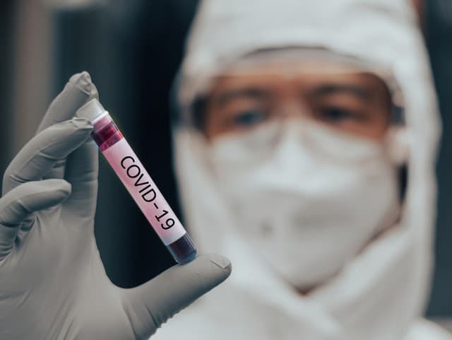 Stratus či americký COVID! Európou sa šíri nový variant koronavírusu: Odborníci si všimli JEDEN špecifický príznak