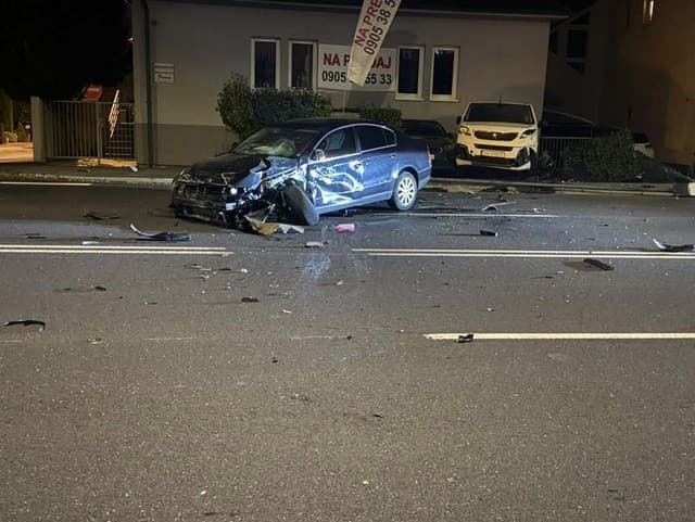Policajt mimo služby havaroval v Bratislave: Nafúkal 1,6 promile, poškodil autá aj plynovú prípojku!