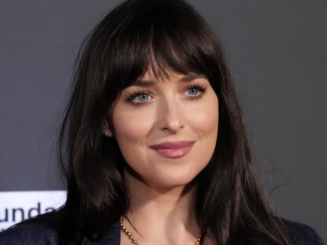 Sexi kostým a drsný pohľad: Dakota Johnson vyvolala vlnu kritiky, TENTO detail si všimol každý!