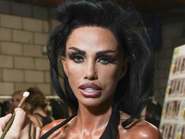 Katie Price ukázala vynovené prsiská: Tie melóny musia vážiť aspoň tonu!