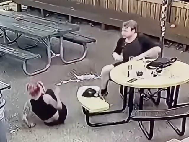Rozchod na verejnosti sa zmenil na peklo: Muž v bare brutálne napadol ženu, VIDEO sa šíri ako lavína!