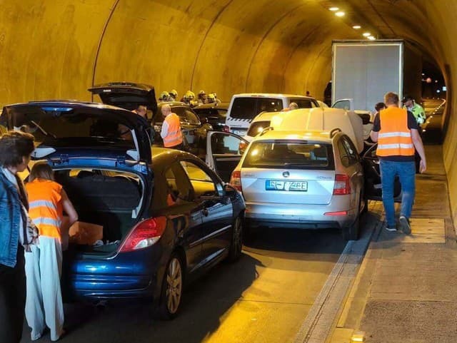 Šokujúca HROMADNÁ nehoda v tuneli Sitina: Zrazilo sa až 13 áut a kamión! Zverejnili FOTO z miesta
