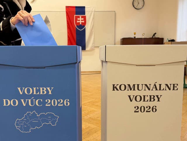 MIMORIADNY ONLINE Slováci rozhodli o budúcnosti samospráv: Vo väčšine miestností začínajú sčítavať hlasy