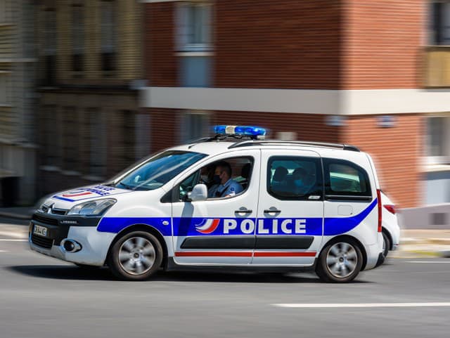 Príšerný objav polície: Našli mŕtvu postihnutú 93-ročnú ženu! Ležal na nej nahý migrant zo Sudánu