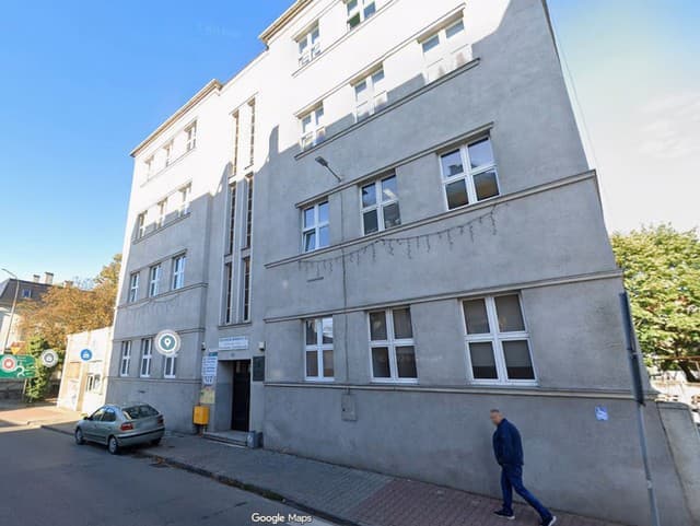 Škandál! Telo ležalo na schodoch kliniky tri hodiny: Žiaden lekár sa ho neobťažoval prezrieť
