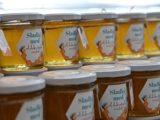 Neverili by ste, kde v Dubnici chovajú včely: Mestské úle dali desiatky kíl medu