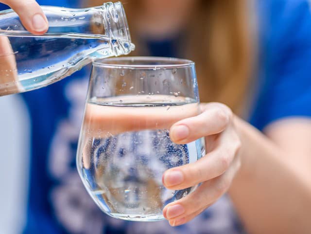 Samotná voda v pitnom režime nestačí: Ľuďom často chýbajú tieto látky