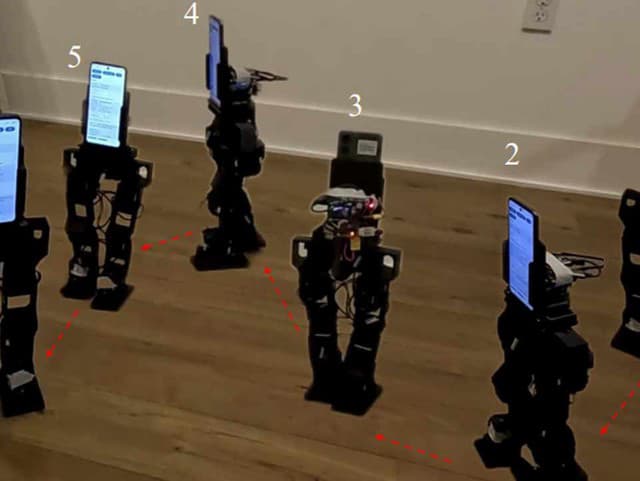 Vedci dali humanoidnému robotovi mozog zo starého Androidu za 50 dolárov. Jeho kamery používa ako oči