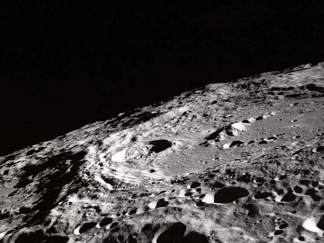 NASA objavila na Mesiaci nový obrovský kráter, väčší ako Koloseum. Vznikol pri náraze, ktorý prichádza raz za storočie