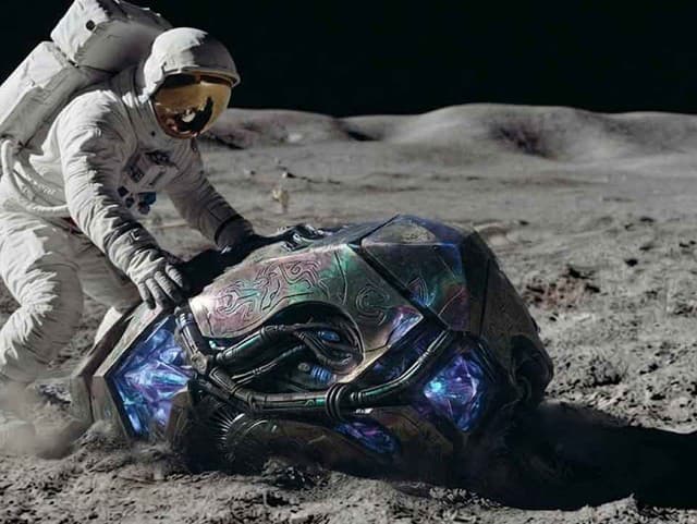 Kontroverzný fyzik tvrdí, že na Mesiaci môžu byť úlomky mimozemskej technológie: Dokázali by ich budúci astronauti nájsť?
