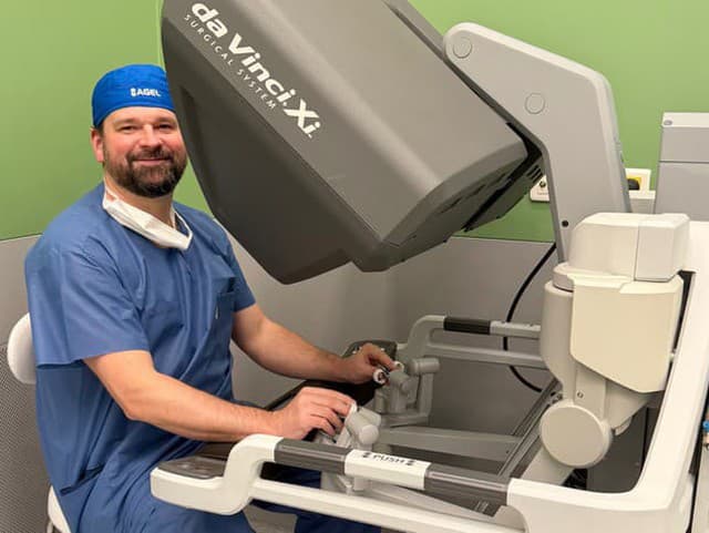 Robotické operácie hernií a resekcií hrubého čreva: Ako vyzerá príprava, priebeh a rekonvalescencia po zákroku?