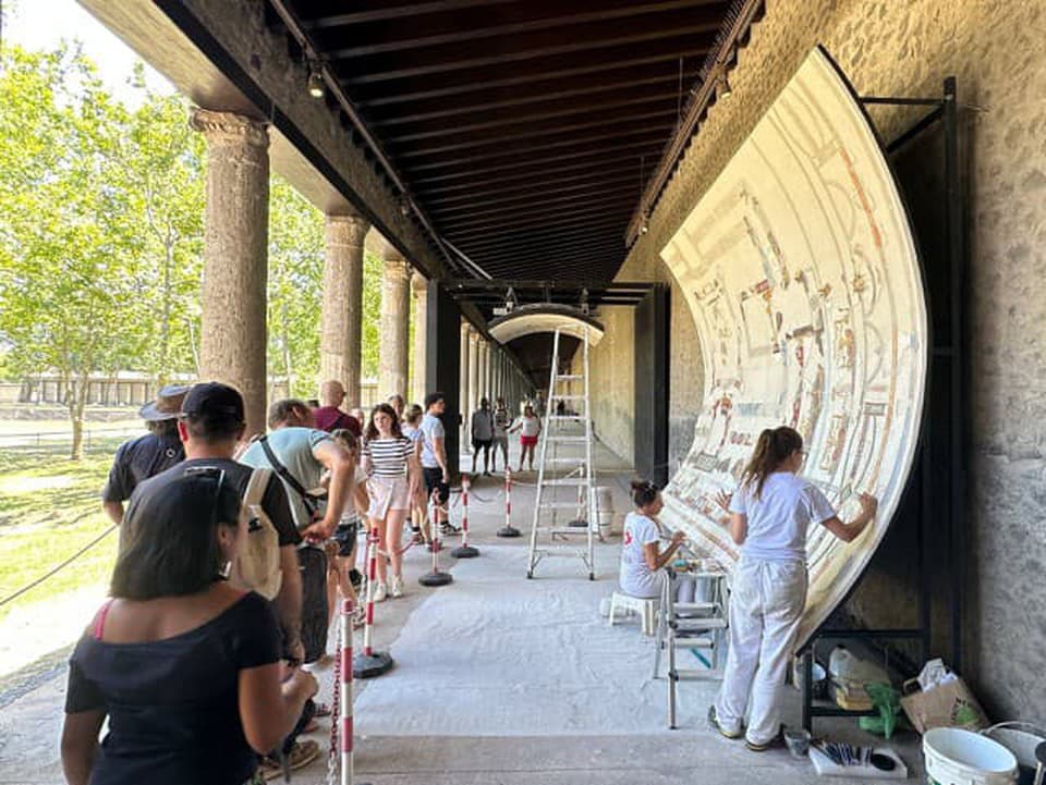 Archeológovia v Pompejach odhalili čiastočne zrekonštruovanú stropnú fresku