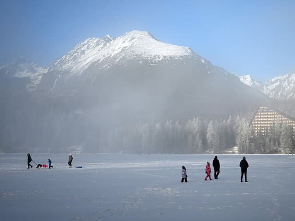 Kritická situácia v Tatrách: Lyžiarske strediská sú zatvorené, vlaky nejazdia