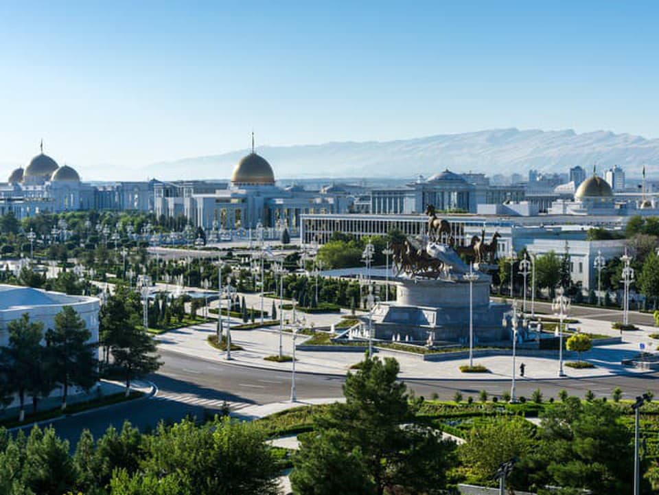 Uzavreté Turkménsko mení stratégiu: Turistov láka bielym mramorom aj Bránou do pekla