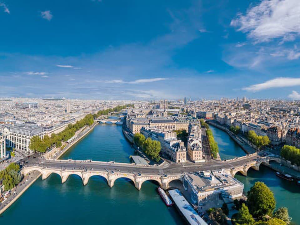 Už v júli: Paríž po vyše 100 rokoch otvorí tri plavárne na Seine