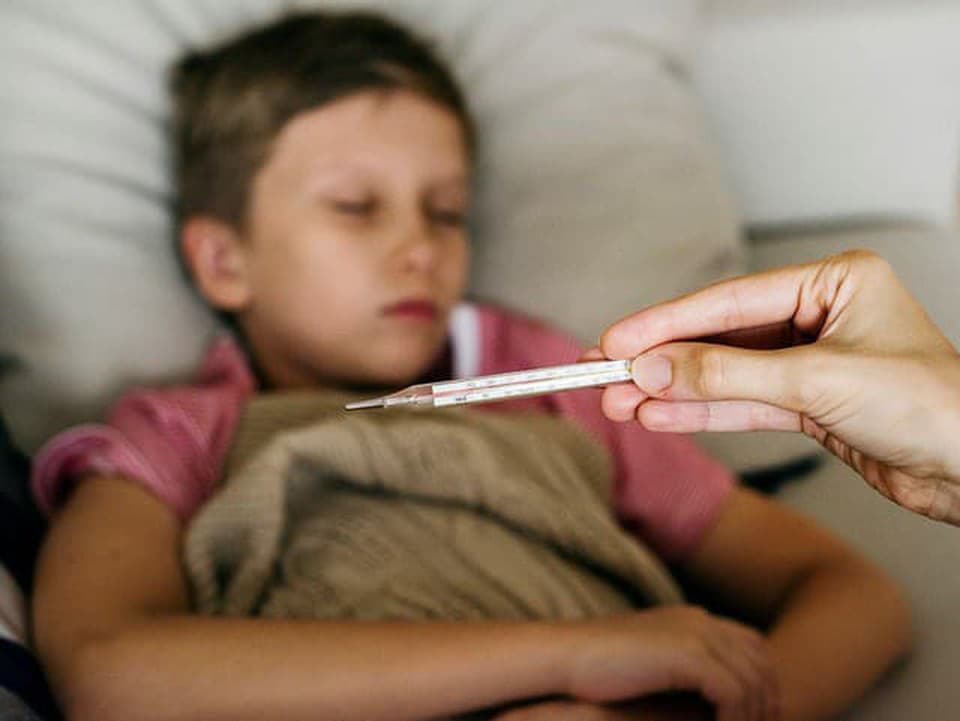 Storno dovolenky kvôli chorobe dieťaťa: Kedy pomôže cestovné poistenie?